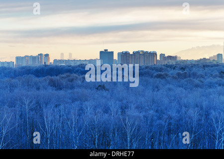 L'aube froide sur blue frozen city park en hiver, Moscou Banque D'Images