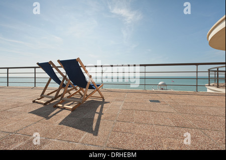 Couple de chaises vides manche océan fantastique vue depuis De La Warr Pavilion Banque D'Images