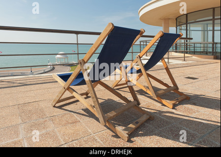 Couple de chaises vides manche océan fantastique vue depuis De La Warr Pavilion Banque D'Images