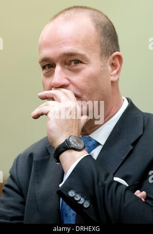 Munich, Allemagne. 27 Jan, 2014. Ancienne Banque d'État de Bavière BayernLB (président) Gerhard Gribkowsky entre dans la salle d'audience à la cour régionale de Munich, Allemagne, 27 janvier 2014. Anciens directeurs de la BayernLB sont accusés de détournement de fonds par rapport à l'achat de groupe bancaire autrichien Hypo Group Alpe Adria (HGAA). Photo : Sven Hoppe/dpa/Alamy Live News Banque D'Images