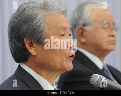 Tokyo, Japon. 27 Jan, 2014. Accompagné par le président de Sumitomo Chemical Co. et président du Keidanren, Sakakibara Sadayuki Yonekura Alex (L), président de Toray Industries Inc. et président du lobby des entreprises Keidanren, prend la parole lors d'une conférence de presse à Tokyo, Japon, 27 janvier 2014. Sakakibara prendra ses fonctions à partir de juin prochain. © Stinger/Xinhua/Alamy Live News Banque D'Images