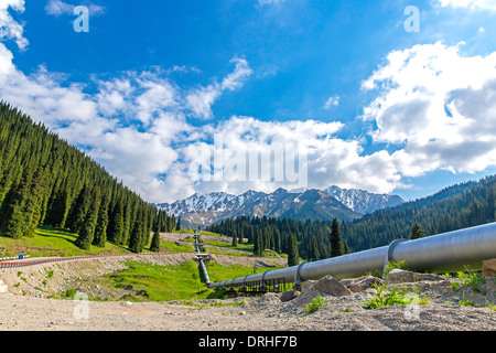 Sur Pipeline Road Big Almaty Lake, Tian Shan à Almaty, Kazakhstan, Asie Banque D'Images