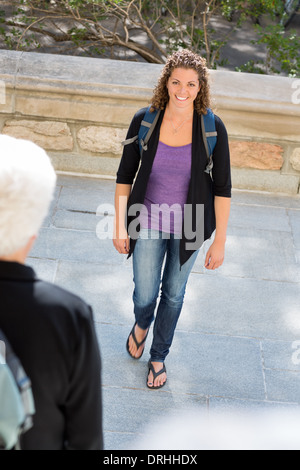 Sac à dos avec des étudiants confiants Walking on Campus Banque D'Images