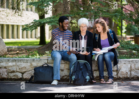 Les étudiants de l'université Using Digital Tablet Banque D'Images