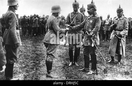 Le kaiser Guillaume II présentant des décorations à des soldats, WW1 Banque D'Images