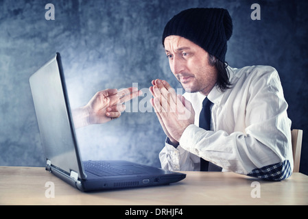 Vol en ligne. Businessman font voler au-dessus de internet tout en travaillant sur un ordinateur portable. Banque D'Images