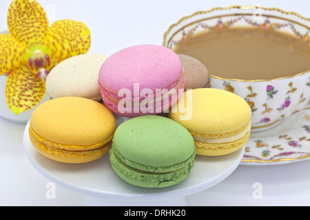 L'heure du thé avec des biscuits macaron. Banque D'Images