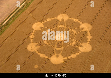 Les cercles de récolte dans les champs de blé près de Alton Barnes, Wiltshire.Ces créations s'aplatissent les cultures pour faire des modèles intéressants. Banque D'Images