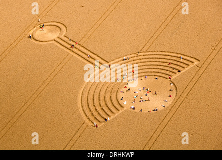 Les cercles de récolte dans les champs de blé près de Alton Barnes, Wiltshire.Ces créations s'aplatissent les cultures pour faire des modèles intéressants. Banque D'Images