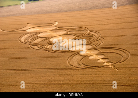 Les cercles de récolte dans les champs de blé près de Alton Barnes, Wiltshire.Ces créations s'aplatissent les cultures pour faire des modèles intéressants. Banque D'Images