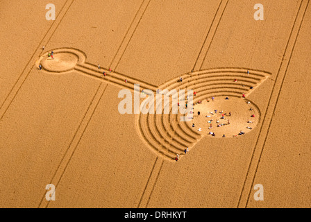 Les cercles de récolte dans les champs de blé près de Alton Barnes, Wiltshire.Ces créations s'aplatissent les cultures pour faire des modèles intéressants. Banque D'Images