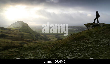 Chrome Hill, près de Longnor, Peak District, Derbyshire, Royaume-Uni. 27 janvier 2014. 27/01/14 En tant que conditions hivernales commencent à se propager au sud d'une marchette vues tôt le matin, la neige sur la face nord de la colline, près de Longnor Chrome dans le Derbyshire Peak District. Credit : Joanne Roberts/Alamy Live News Banque D'Images