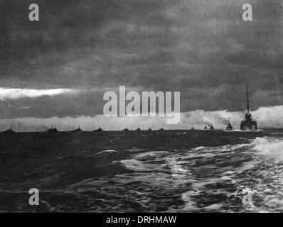 Flottille de bateaux au large de la côte d'Harwich, Essex, WW1 Banque D'Images