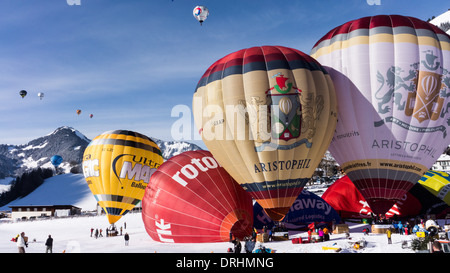 Ballons Hot-Air étant prêt pour le décollage à Chateau d'Oex, Suisse Banque D'Images