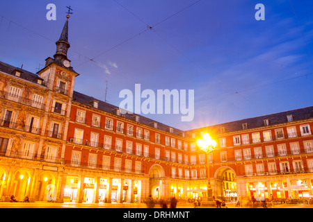 Heure bleue sur la Plaza Mayor (place principale), Madrid, Espagne Banque D'Images