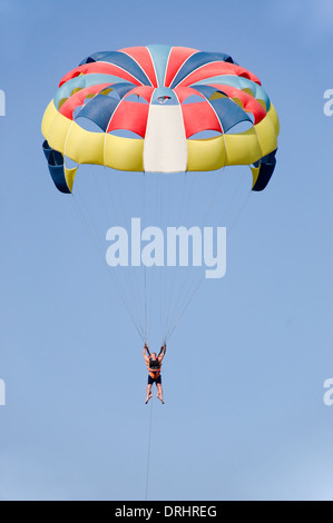 Vol parapente est dans l'air. Banque D'Images