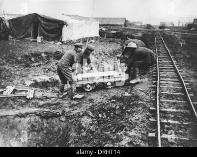 Les troupes britanniques travaillant sur light railway, WW1 Banque D'Images