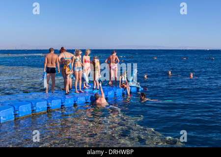 Les plongeurs en entrant dans le site de plongée Blue Hole, près de Dahab, Egypte Banque D'Images