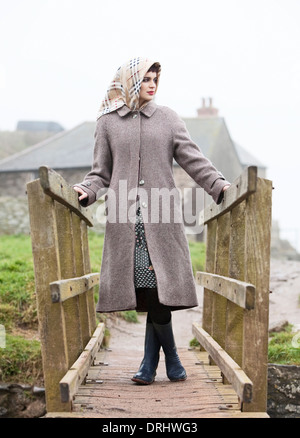 La mode vintage woman standing on walking bridge Banque D'Images
