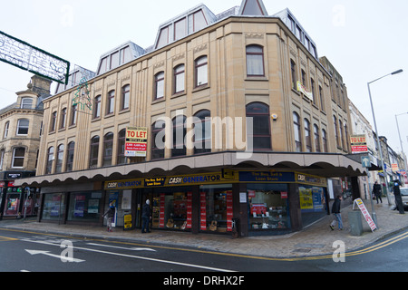 Bradford, West Yorkshire, Angleterre, des bureaux modernes à laisser au-dessus d'une boutique générateur de trésorerie Banque D'Images