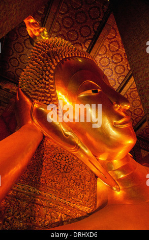 Statue de bouddha couché en or dans le temple Wat Pho de Bouddha couché. Banque D'Images