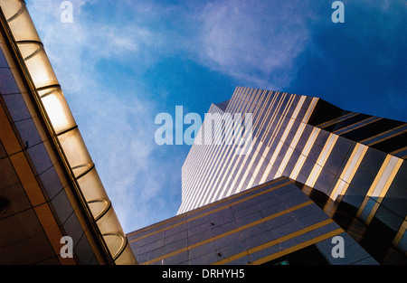 Bâtiment anguleux modernes contre le ciel bleu, Bangkok Banque D'Images