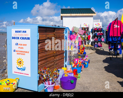 Une boutique sur le front de la vente de jouets pour enfants, de vêtements de plage et location de chaises longues, Westward Ho !, Devon, Angleterre Banque D'Images