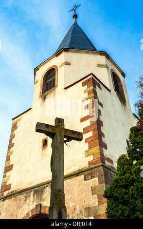 Sainte Croix en face de l'église romane St-Pierre Dompeter d'Avolsheim Alsace France 11e siècle Banque D'Images