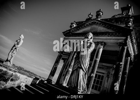 Statue sur le Temple des quatre vents. Le château Howard, Yorkshire du Nord. Banque D'Images