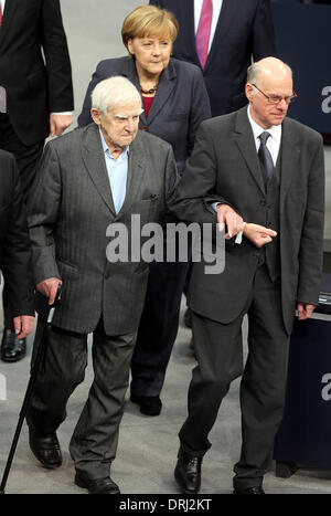 Berlin, Allemagne. 27 Jan, 2014. 95 ans, l'auteur russe Daniil Granin (L-R), la chancelière allemande Angela Merkel (CDU) et président de la chambre basse "Bundestag" du parlement allemand Norbert Lammert (CDU) assister à un événement pour la journée de commémoration des victimes du national-socialisme au Reichstag à Berlin, Allemagne, 27 janvier 2014. Photo : WOLFGANG KUMM/dpa/Alamy Live News Banque D'Images