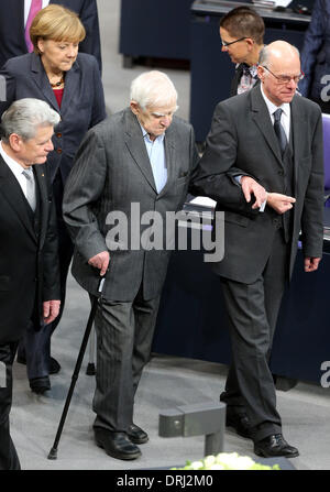 Berlin, Allemagne. 27 Jan, 2014. Le Président allemand Joachim Gauck (L-R), la chancelière allemande Angela Merkel (CDU), à 95 ans l'auteur russe Daniil Granin et président de la chambre basse des 'Bundestag du parlement allemand Norbert Lammert (CDU) assister à un événement pour la journée de commémoration des victimes du national-socialisme au Reichstag à Berlin, Allemagne, 27 janvier 2014. Photo : WOLFGANG KUMM/dpa/Alamy Live News Banque D'Images