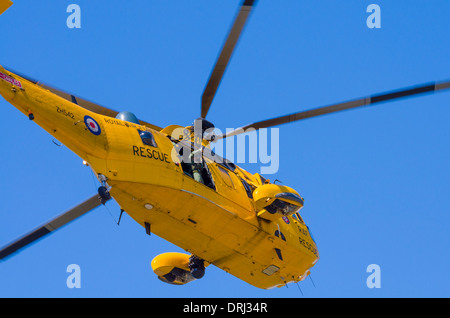 Westland Sea King WS-61 HAR3un hélicoptère de recherche et sauvetage de la RAF en vol contre un ciel bleu. Banque D'Images