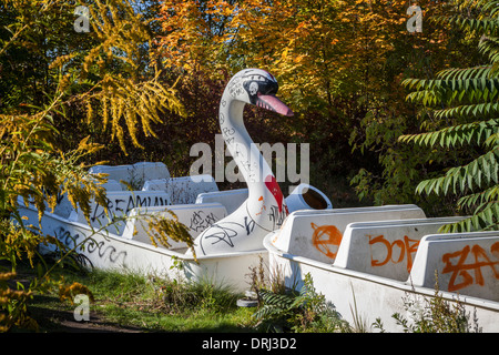 Couverts de graffitis et endommagé des gondoles ride eau vétuste à l'abandonné, Plånterwald Treptow-Kopernick Spreepark, Berlin, Banque D'Images