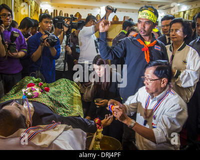 Bangkok, Thaïlande. 27 Jan, 2014. Des militants anti-gouvernementaux et des manifestants des slogans politiques chant pendant la toilette de rites Suthin Taratin Wat Sommanat Rajavaravihara à Bangkok. Dans la tradition thaïlandaise, après la mort, une cérémonie a lieu de baignade où parents et amis de verser de l'eau sur un côté du défunt. Suthin a été un leader de la Force démocratique du peuple Thaksinism Pefot à renverser (), une des nombreuses organisations menant des protestations contre le gouvernement élu du Premier Ministre thaïlandais Yingluck Shinawatra. Credit : ZUMA Press, Inc./Alamy Live News Banque D'Images