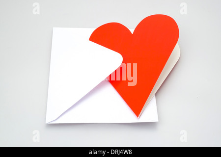 Parfait pour une lettre d'amour, une carte de vœux en forme de coeur et de l'enveloppe - studio photo avec un fond blanc Banque D'Images