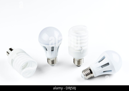 Ampoules spirales energy smart isolé sur fond blanc Banque D'Images