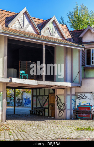 Parc à thème Anandoned - village anglais décrépite avec le trou dans le mur et le graffiti, Plånterwald Treptow-Kopernick Spreepark,,,Berlin Banque D'Images