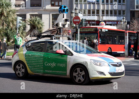 Valence, Espagne - janvier 27, 2014 Google Street View : un véhicule utilisé pour mapper des rues dans le monde entier par le biais de lecteurs le centre-ville de Valence, en Espagne. Google Street View a commencé en mai 2007. La voiture a neuf caméras directionnelles pour la prise de vue panoramique 360° photos. Banque D'Images