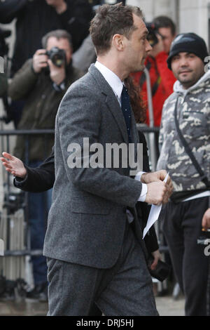 London, UK, UK. 27 Jan, 2014. L'acteur britannique Jude Law arrive à la Cour pénale Old Bailey de témoigner dans la 'Nouvelles du Monde' procès hacking à Londres. Ancien "News of the World' Chef de la R. Brooks et ancien 'Nouvelles du Monde' editor A. Coulson sont parmi les huit personnes qui font face à une gamme d'accusations au cours du procès, notamment de complot en vue d'intercepter des messages vocaux par téléphone et le piratage. Crédit : Tal Cohen/ZUMAPRESS.com/Alamy Live News Banque D'Images