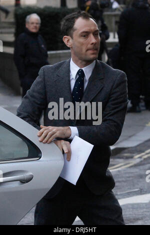 London, UK, UK. 27 Jan, 2014. L'acteur britannique Jude Law arrive à la Cour pénale Old Bailey de témoigner dans la 'Nouvelles du Monde' procès hacking à Londres. Ancien "News of the World' Chef de la R. Brooks et ancien 'Nouvelles du Monde' editor A. Coulson sont parmi les huit personnes qui font face à une gamme d'accusations au cours du procès, notamment de complot en vue d'intercepter des messages vocaux par téléphone et le piratage. Crédit : Tal Cohen/ZUMAPRESS.com/Alamy Live News Banque D'Images