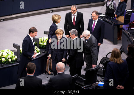 Berlin, Allemagne. Janvier 27th, 2014. Cérémonie dans le Parlement allemand à la mémoire des victimes du national-socialisme. / Photo : Président Joachin Gauck de l'allemand, auteur Daniil Granin ,le président du Bundestag Norbert Lammert, Prof. dr. Credit : Reynaldo Chaib Paganelli/Alamy Live News Banque D'Images