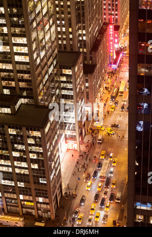 Un crépuscule vue depuis le haut de la ville de New York et les gratte-ciel en regardant la 6ème Avenue. Banque D'Images