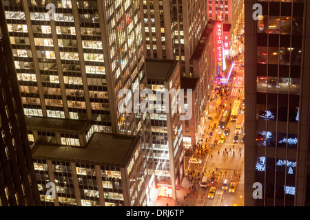 Un crépuscule vue depuis le haut de la ville de New York et les gratte-ciel en regardant la 6ème Avenue. Banque D'Images