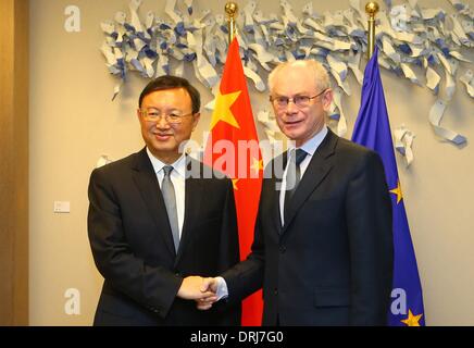 Bruxelles, Belgique. 27 Jan, 2014. Le Président du Conseil européen, Herman Van Rompuy (R), serre la main avec le Conseiller d'Etat chinois Yang Jiechi lors de leur réunion au siège de l'UE à Bruxelles, capitale de la Belgique, 27 janvier 2014. © Gong Bing/Xinhua/Alamy Live News Banque D'Images