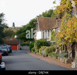 Village de Rottingdean près de Brighton dans l'East Sussex. L'Angleterre. Avec moulin à distance Banque D'Images