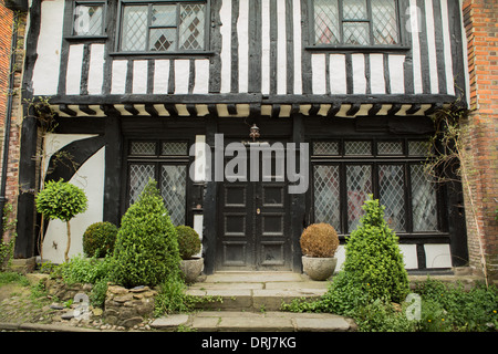 La maison en face, tudor house sur la rue pavée historique Mermaid in Rye, East Sussex, UK Banque D'Images