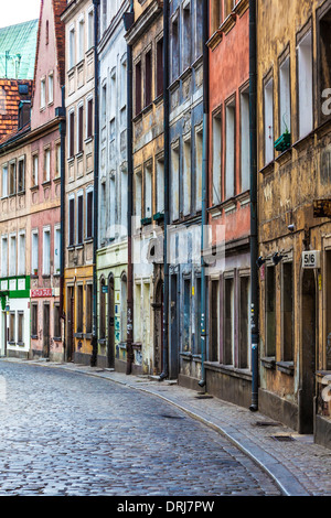 Voir le long d'une petite rue étroites et pavées de la vieille ville de Wroclaw. Banque D'Images