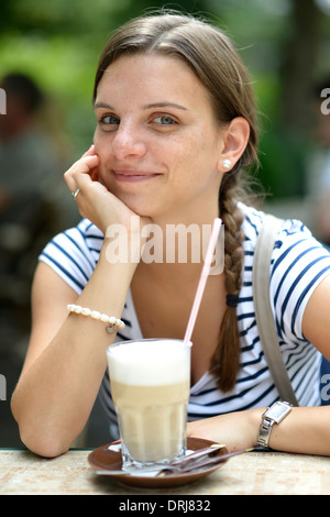 Jeune femme étudiante avec café macchiato MR disponible, Studentin junge Frau mit Latte Macchiato MR vorhanden Banque D'Images