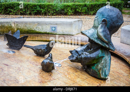 L'un des célèbres de Wroclaw bronze peu gnomes, nains ou krasnale statuettes dans une fontaine à l'extérieur Ogrod Staromiejski. Banque D'Images