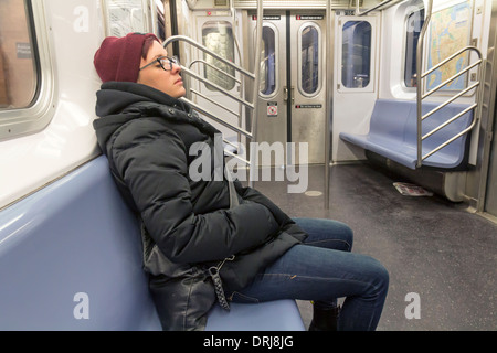 Jeune femme est un passager d'un New York City subway. Banque D'Images